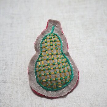 手刺繍ブローチ「洋梨」の画像