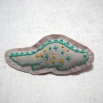 手刺繍ブローチ「ウミイグアナ」の画像