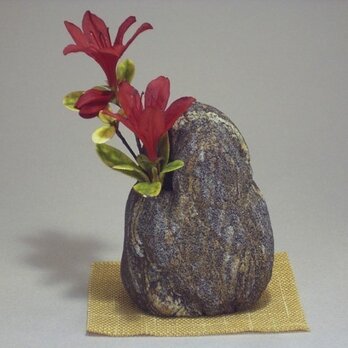 石輪挿し 石の花生け 野草の生け花 K-166の画像