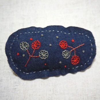 手刺繍ブローチ「きのみ」の画像