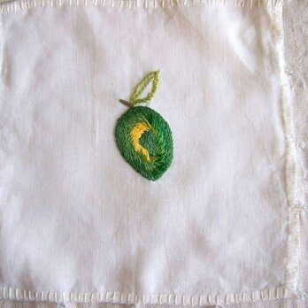 レモンやオリーブの刺繍のジャグカバーの画像
