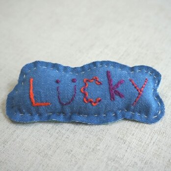 手刺繍ブローチ「Lucky」の画像