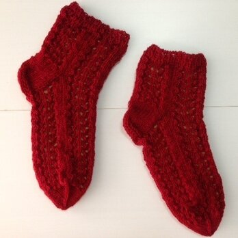 手編み靴下・透かし編み赤の画像