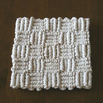 両面使える　マクラメ編みのコースター/マット～コットン生成り糸　４目×5ますの画像