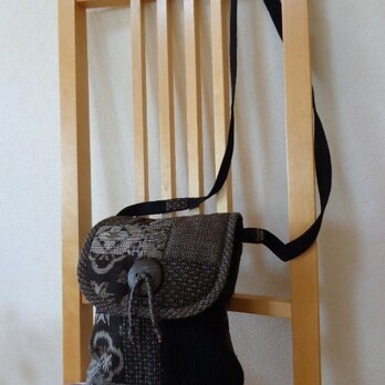 裂き織りと大島紬のパッチワークポシェット（ふた付き）中の画像