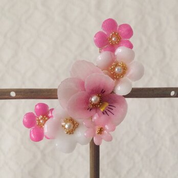 染め花を樹脂加工したビオラの三日月型片耳イヤーカフ(ピンク)の画像