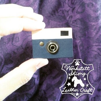 本革ミニチュアカメラ型ブローチ(青)の画像