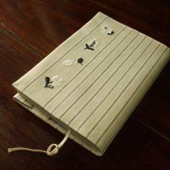 小花刺繍の文庫本ブックカバー　ヘリンボンストライプ　グレーの画像