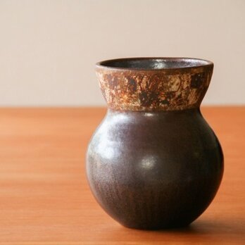 伊豆土のアフリカ壺（黒釉）の画像