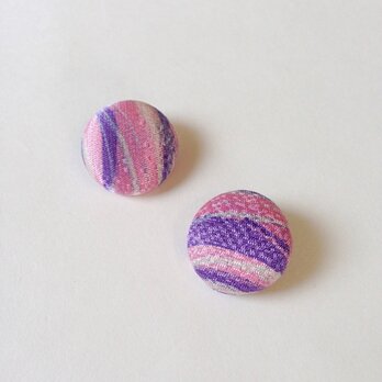 絹手染くるみボタン（18mm ピンク紫光沢）の画像