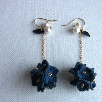 紫陽花のボールが揺れるピアス（藍染め）