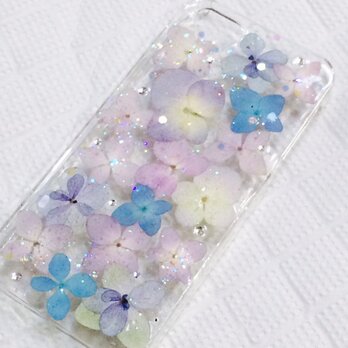 カラフルアジサイ。多色使いで華やかな押し花スマホカバーの画像