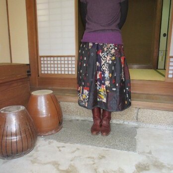 銘仙リメイク☆黒地に赤色々パッチして…レトロキュートなスカートの画像