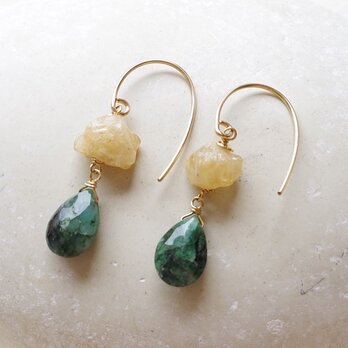 ラフロックシトリンとエメラルドのピアス