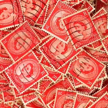 Vintageエリザベス女王切手20枚・赤 DA-CO018の画像
