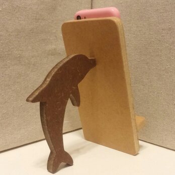 イルカが支える携帯・スマホスタンド　ナチュラルの画像