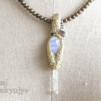 (amulette)水晶の小さな剣ネックレスの画像