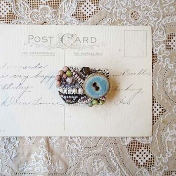 アフリカの陶器ボタン＆ビーズ刺繍のぷちぷちブローチ