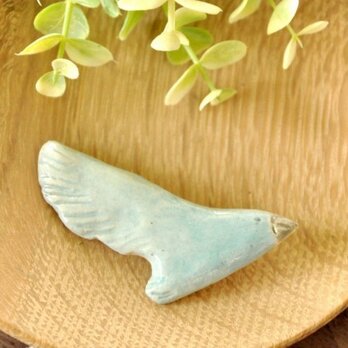 幸せの青い羽根　渡り鳥陶器ブローチ