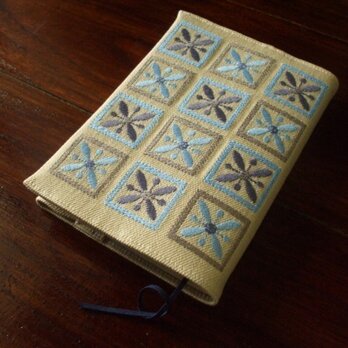 四角刺繍（ブルー系）の文庫本ブックカバー　綿混かつらぎ　生成りの画像