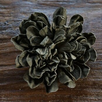 革花のカブトピン 2L 金具6cm オリーブの画像