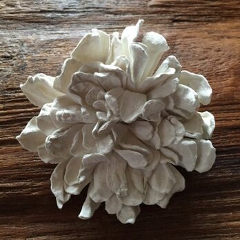 革花のカブトピン 2L 金具6cm 白の画像