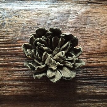 革花のカブトピン M  金具4cm オリーブの画像