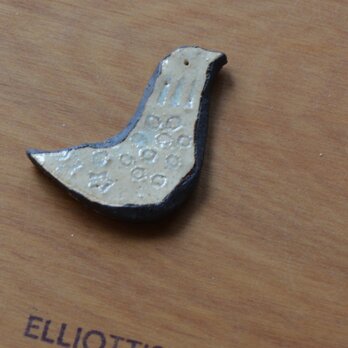 陶器のブローチ HATO