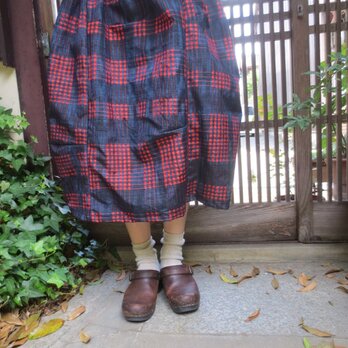 着物リメイク☆紺に赤のカジュアルる紬で変形スカート75㎝の画像