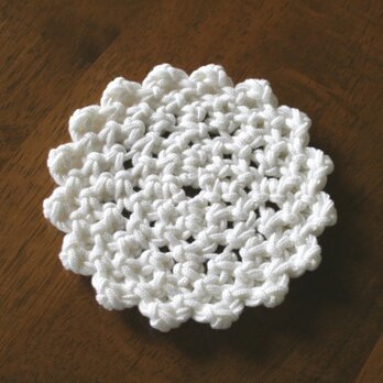 マクラメ編みのお花コースター～白の画像
