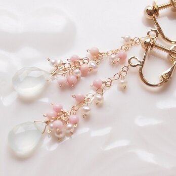 【S様ご予約品】カルセドニーとクィーンコンクシェルのイヤリング