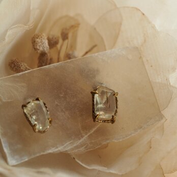 ラフカットムーンストーンピアス