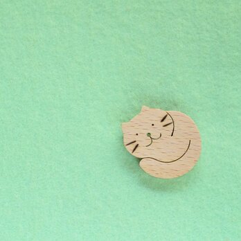 まんまる猫　木のブローチ