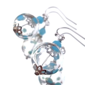 夏祭りのヨーヨーの様な水色水玉の吹きガラスのピアス　小玉の画像