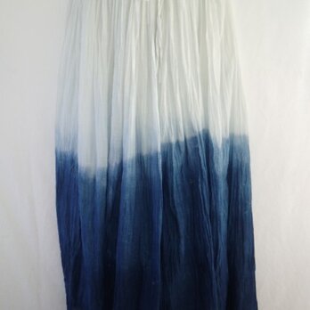 水しぶきを感じる藍染めサマーロングスカート