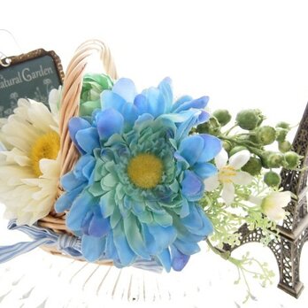 ロマンティックブルーの花かごの画像