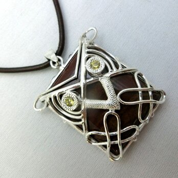 ジャスパーのフクロウペンダント