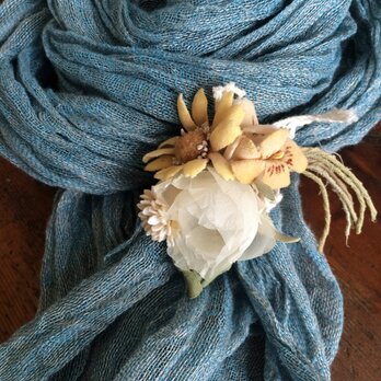 黄色の小さな花束コサージュ