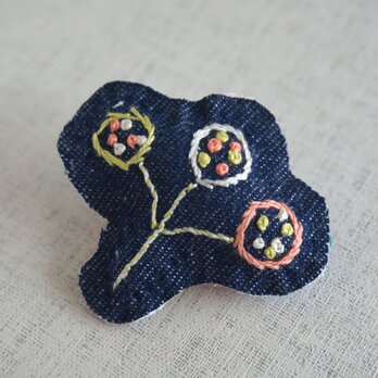 手刺繍ブローチ「きのみ2」
