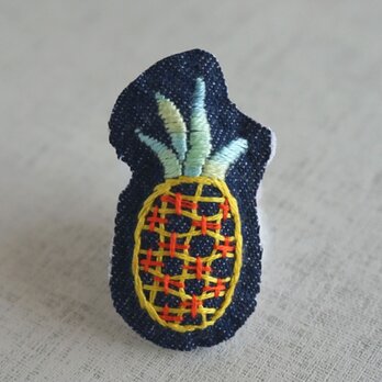 手刺繍ブローチ「パイナップル」の画像