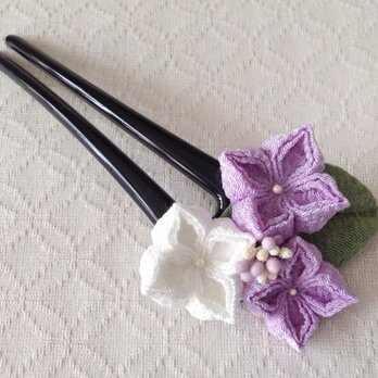 〈つまみ細工〉紫陽花のかんざし(三輪・藤色と白)の画像