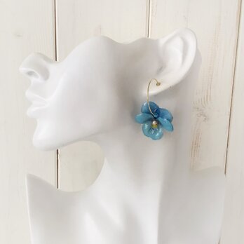 染め花を樹脂加工したビオラのフープピアス(M・ターコイズブルー)の画像