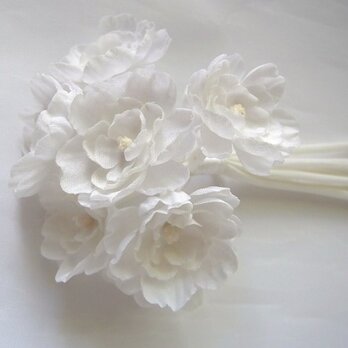 まっ白い小花の斜茎コサージュの画像