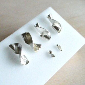 Twisted Silver Earring-Chibiの画像