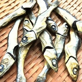 木彫りの竹ざると煮干しの画像