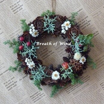 シダーローズと木の実のリース