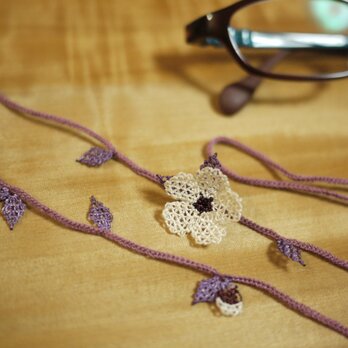 レース編みの眼鏡ストラップ　（秋　紫）の画像