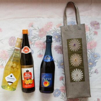 ワインのキャリーバッグ 型押し豚革×花刺繍３輪の画像