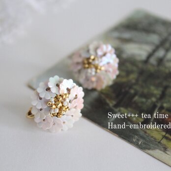 【sold】白菊の香り★フランス製ヴィンテージスパンコールの刺繍イヤリングの画像