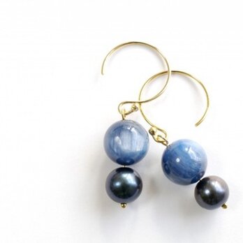 カイヤナイト×ブラックパールの14KGFラウンドフックピアス